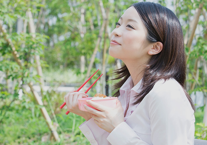 お弁当を食べる女性